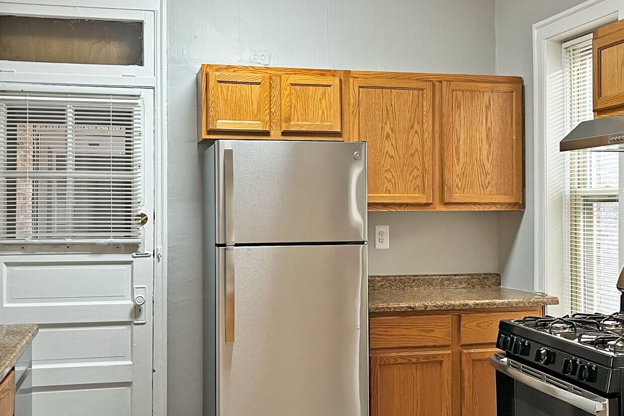 Foto principal - 101-111 S. Harvey Ave. and 237-249 South B...