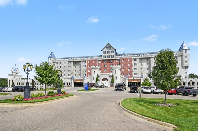 Building Photo - The Grand Castle Apartment Homes