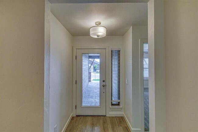 Building Photo - 2804 S Bowling Dr