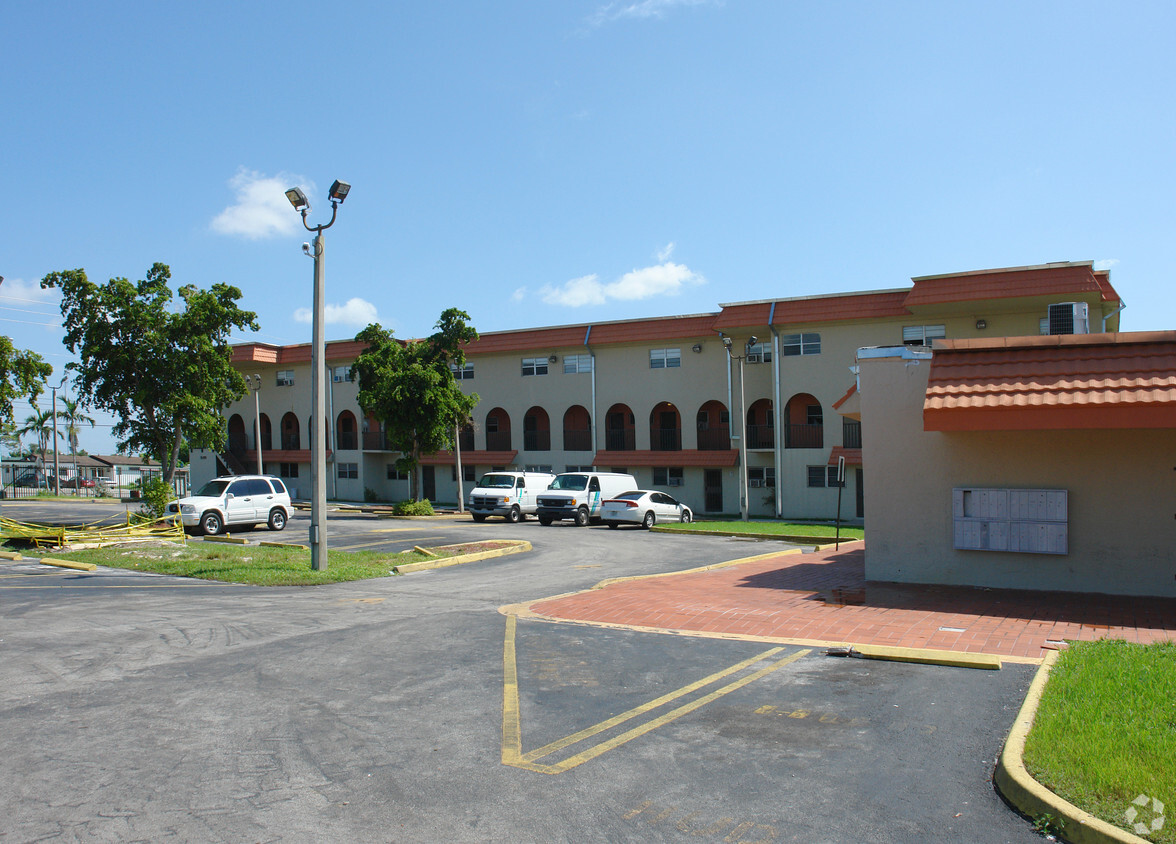 Foto principal - Miami Gardens Apartments