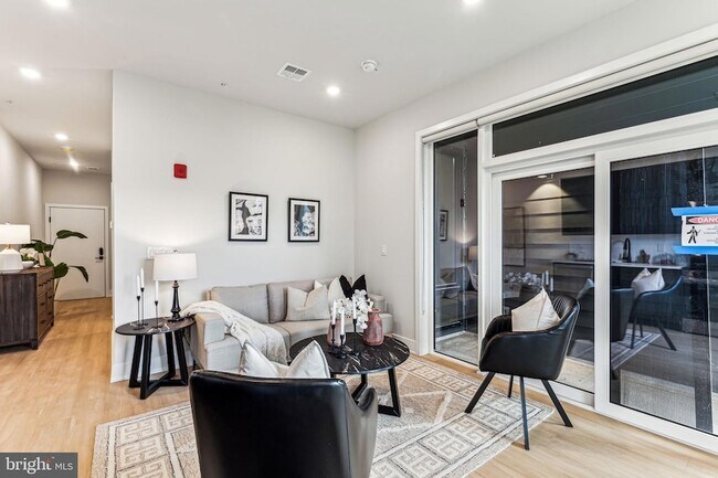 Foto del edificio - 6910 Ridge Ave