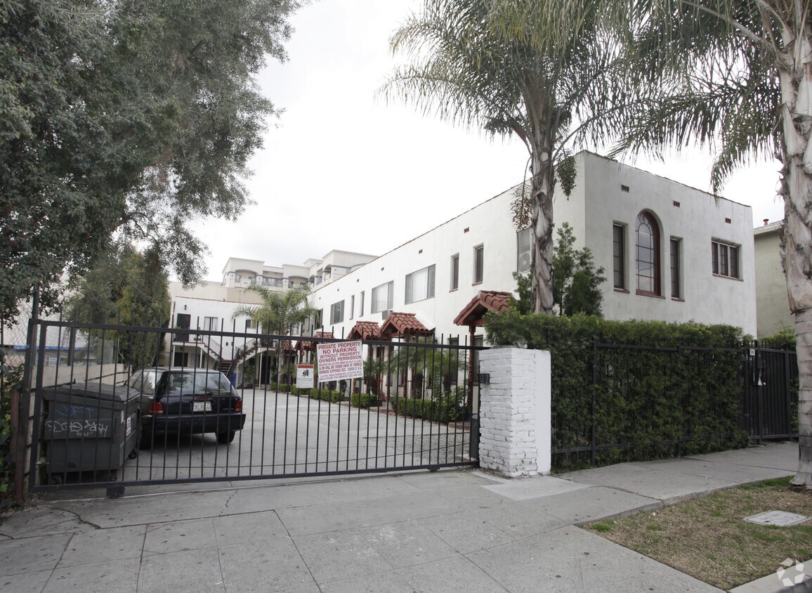 Primary Photo - 1725 N Bronson Ave