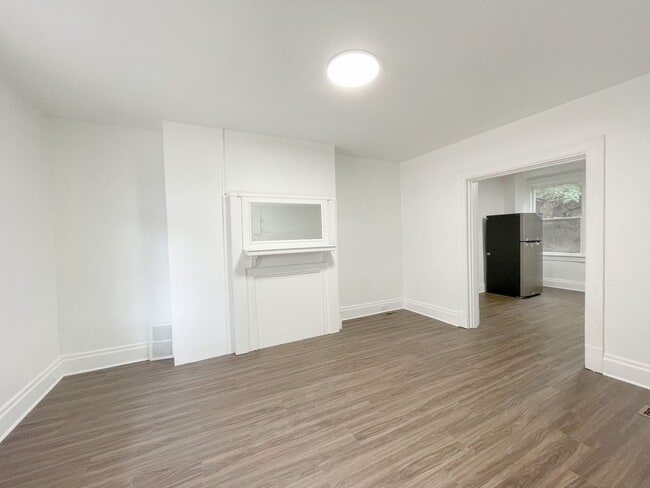 Building Photo - Available NOW - Renovated 2 Bedroom Row Ho...