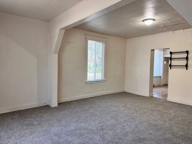 Building Photo - 5028 N Nelson St
