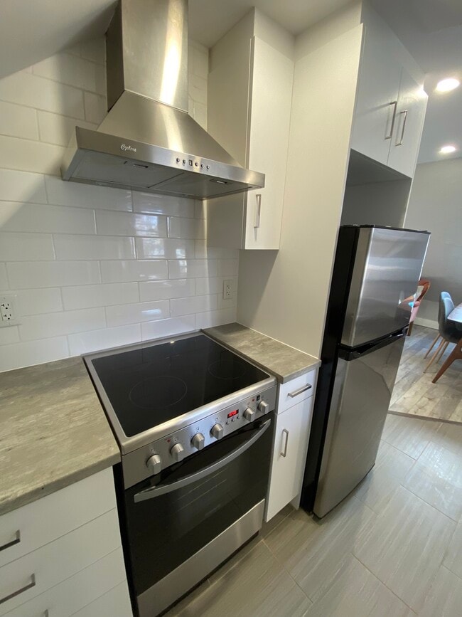 Building Photo - SOUTH-END VICTORIAN-STYLE HOUSE – LOFT STUDIO APARTMENT