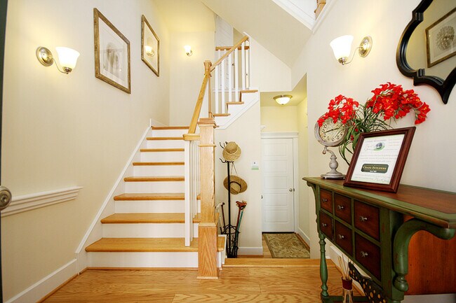 Foto del edificio - Inviting End-Unit Old Trail Townhome