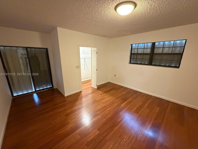 Building Photo - 1585 W 53rd St