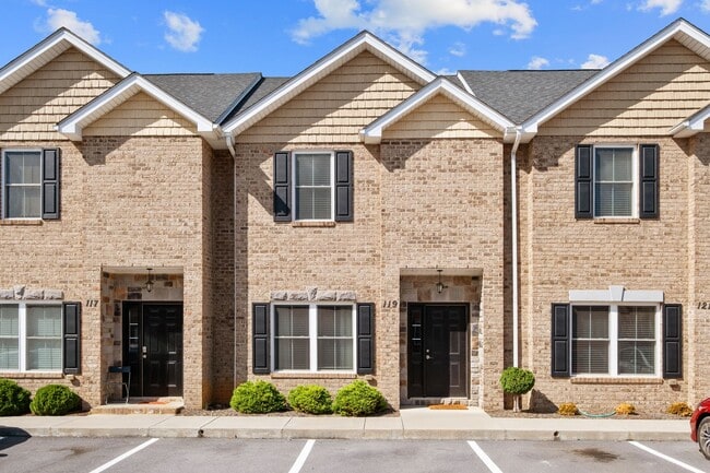 Stunning Cedar Point Townhome – Dual Suites & Modern Finishes - Stunning Cedar Point Townhome – Dual Suites & Modern Finishes