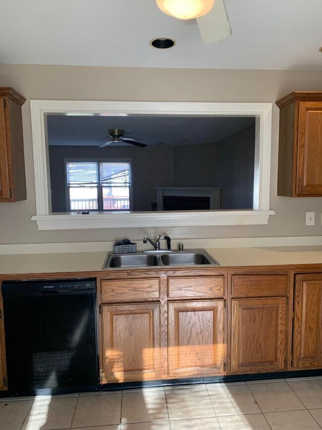 Building Photo - 3907 Kenesaw Dr