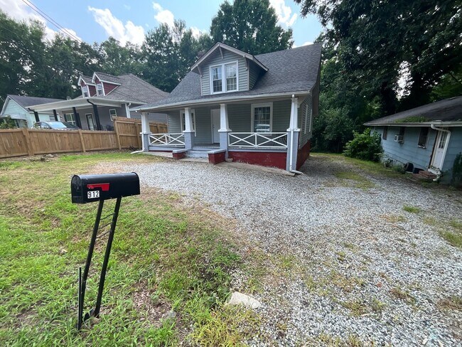 Foto del edificio - 4 Bedroom Home available in High Point!