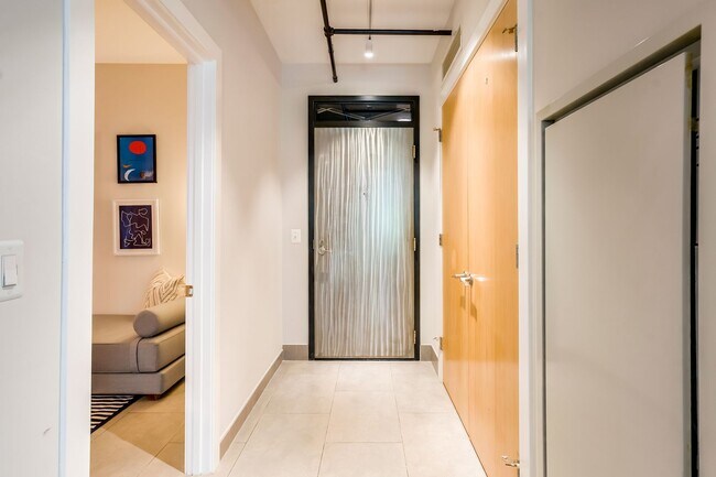 Foto del edificio - Logan Circle Condo | 2 Bed | 2 Bath | 1,000 Sf | 1 Garage Parking Space