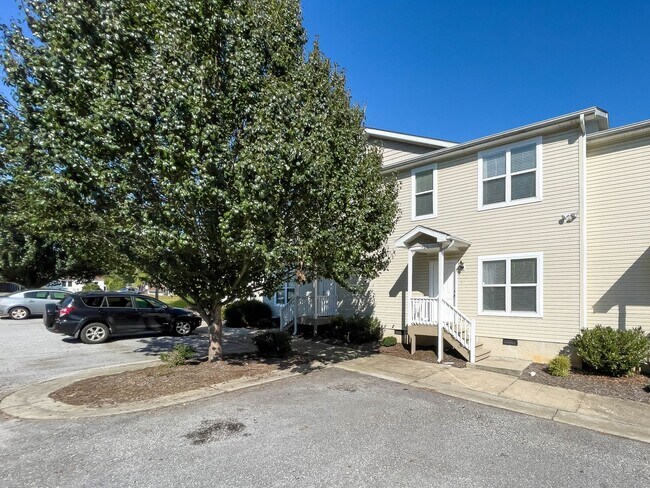 Foto del edificio - Spacious Three-Bedroom Townhouse in West A...