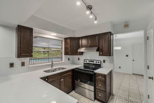 Building Photo - Stunning 4/2 Pool home is Maitland Availab...