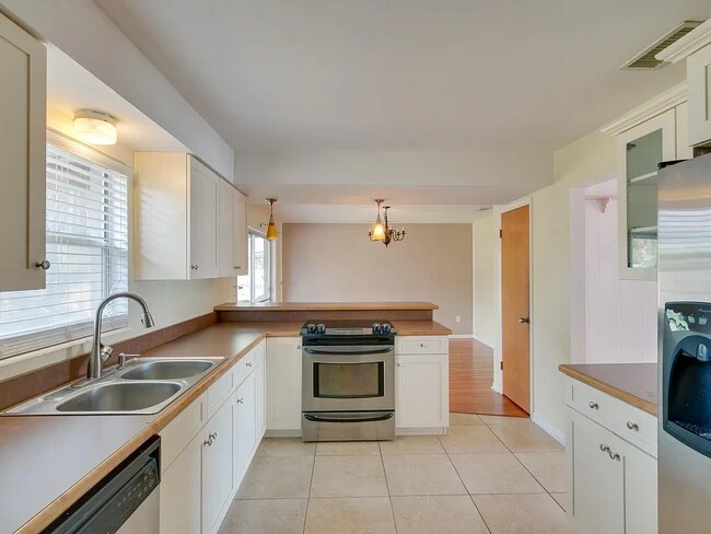 Building Photo - 1059 La Paloma Dr