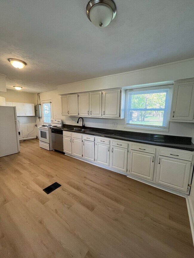 Foto del edificio - 3 Bedroom 1.5 Bathroom Home with Fenced in...