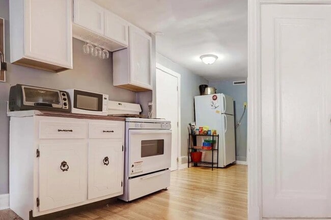 Building Photo - 2 bedroom in Chicago IL 60657