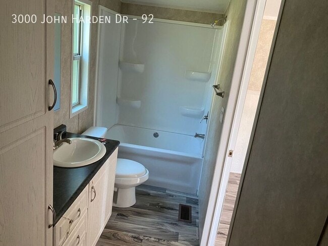 Foto del edificio - 3000 John Harden Dr