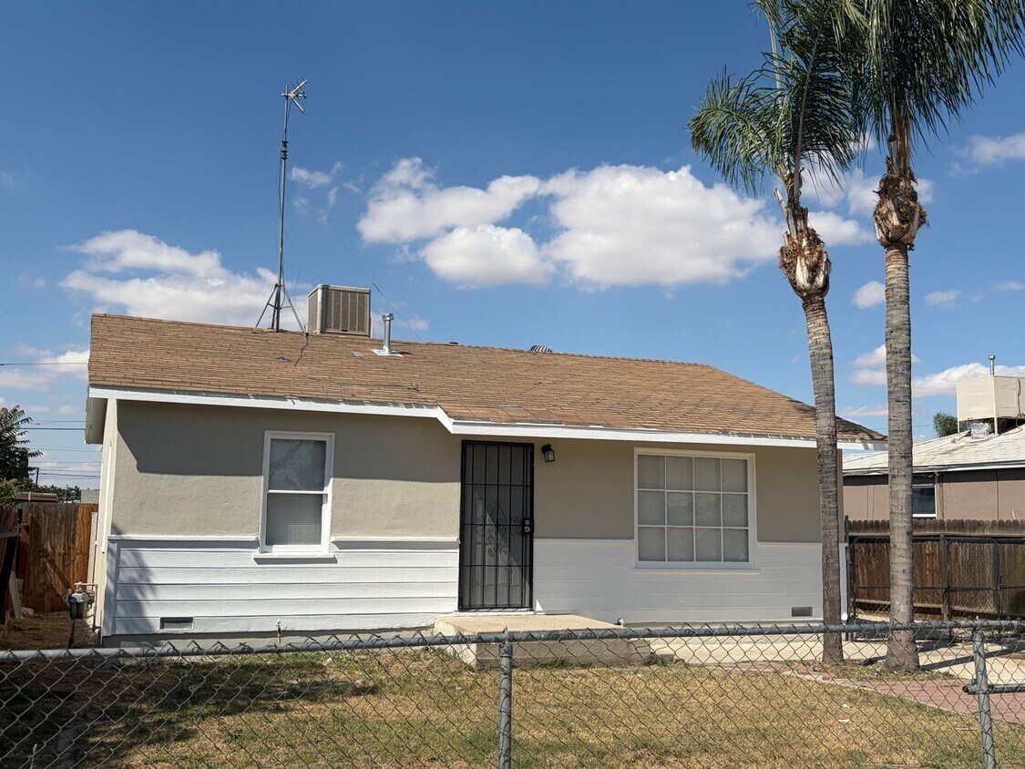 Foto del edificio - Cute 2 Bedroom 1 Bath Home. Must See!! Rent $1450 Deposit $1450 New Paint Inside and Out! New Flo...