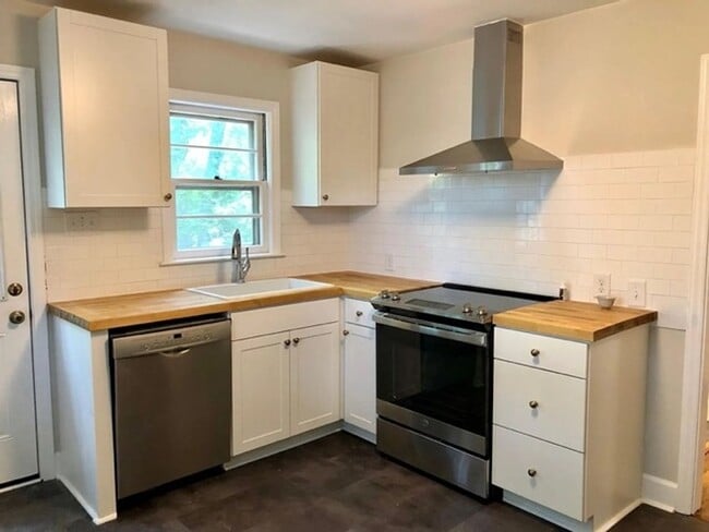 Building Photo - Renovated 2 Bed/1 Bath Cottage Near Downtown Durham! Available March 2026