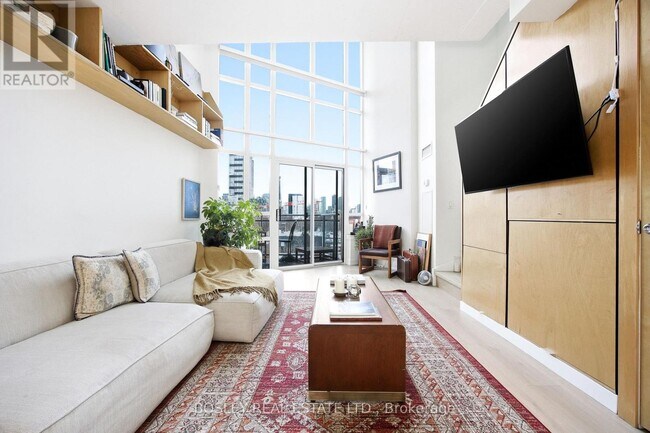 Building Photo - 255 Richmond St E