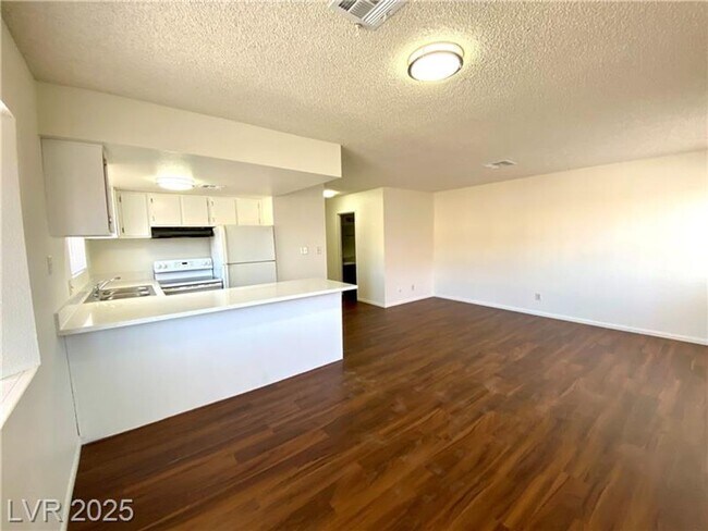 Foto del edificio - 2 Bed 2 Bth condo unit close to UNLV-***2 WEEKS FREE***
