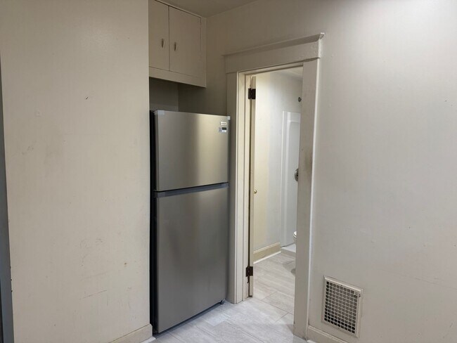 Building Photo - 3943 Elsmere Ave