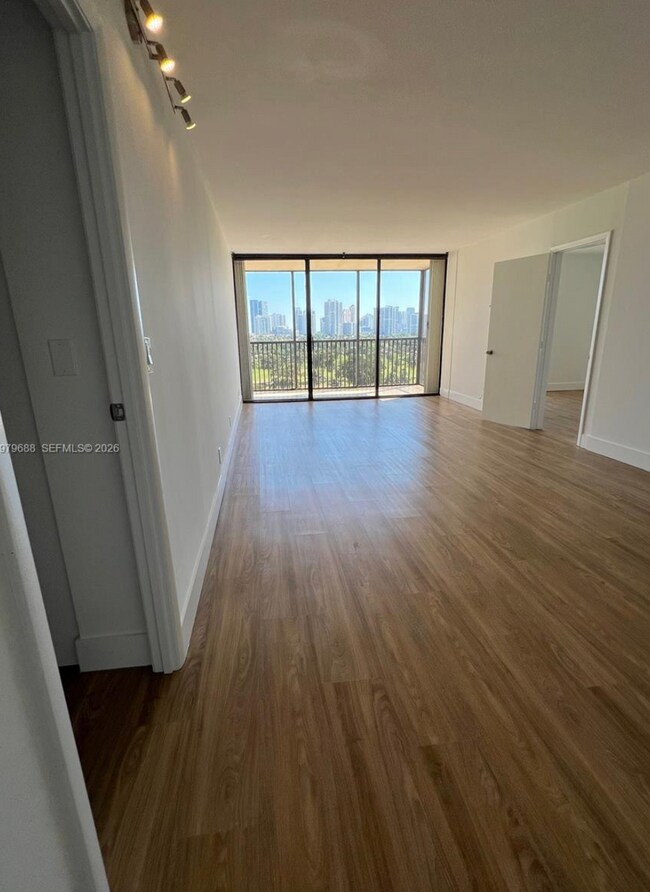 Foto del edificio - 20301 W Country Club Dr