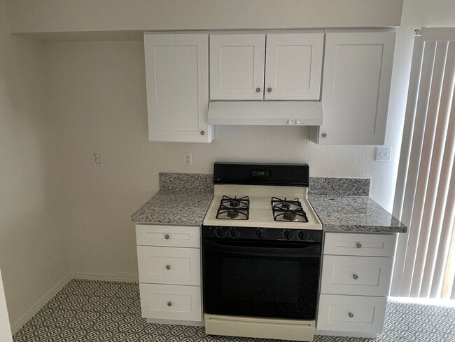 Building Photo - VALHALLA DRIVE 900 #B