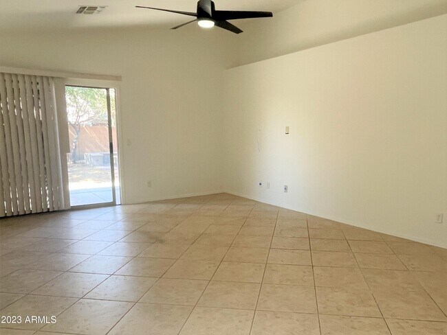 Foto del edificio - 3264 E Waterman St