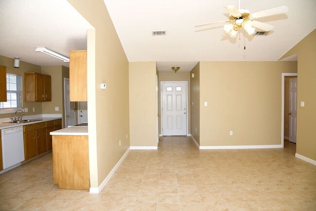 Building Photo - Charming 3 bedroom 2 bath home