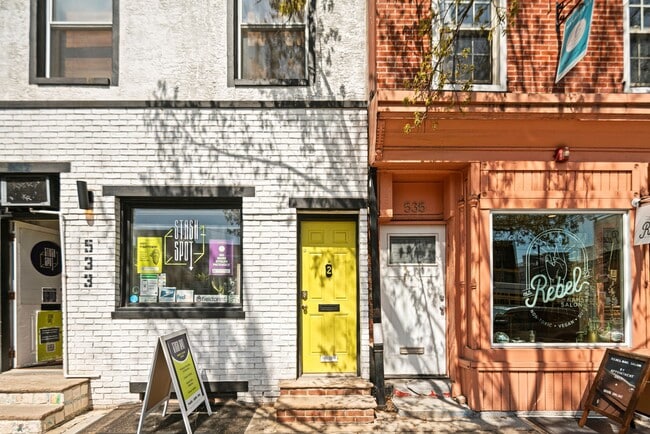 Private entrance - 533 E Girard Ave