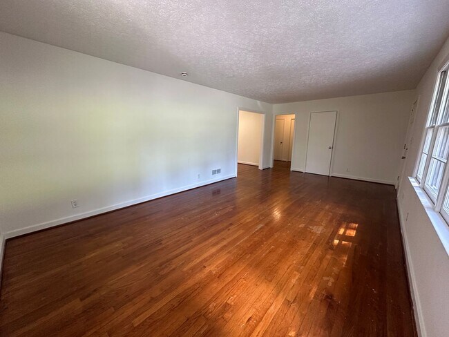 Foto del edificio - 1604 McCall Dr