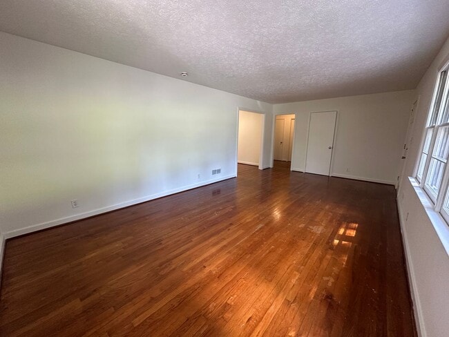 Building Photo - Rental In Anniston