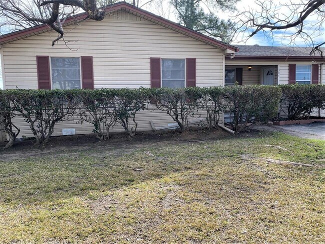 Building Photo - 304 Burgett St