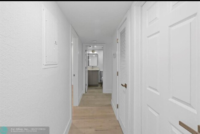 Foto del edificio - 6085 N Sabal Palm Blvd