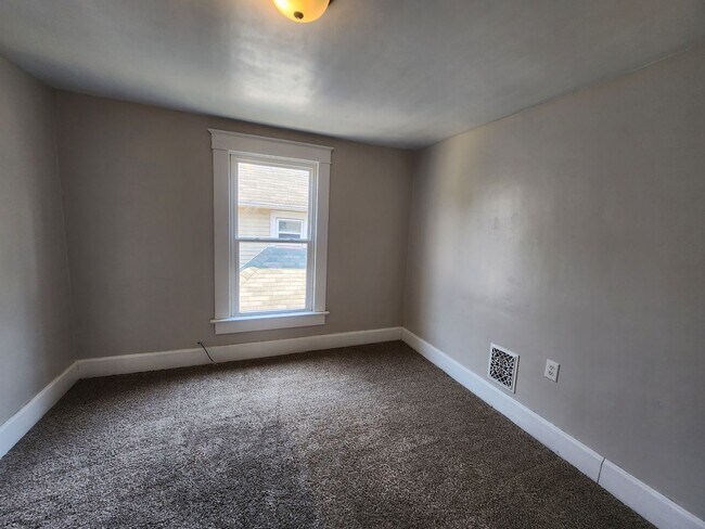 Building Photo - 5 Bedrooms 1.5 Bath on the Northeast side ...