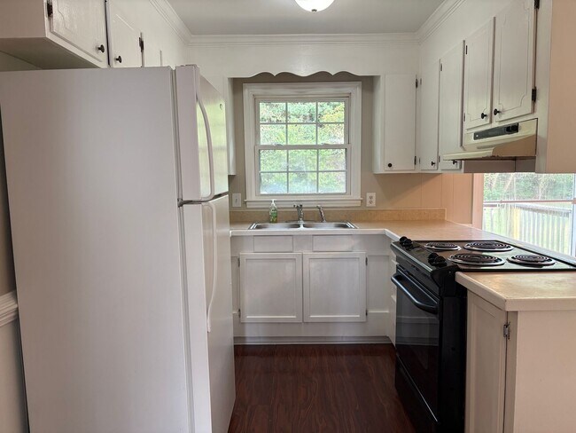 Building Photo - 3 Bedroom, 2 Bathroom House in Winston-Salem!