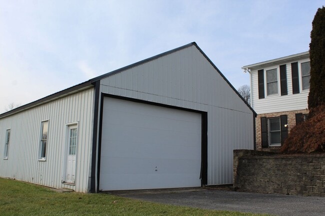 Building Photo - Single Family Farm Home
