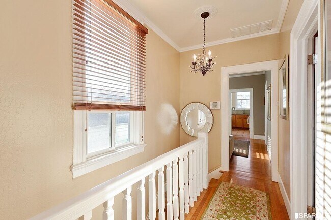 Building Photo - 132 Coleridge St