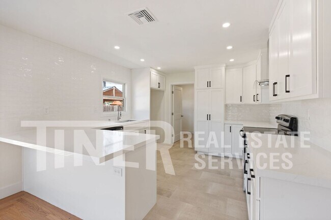Building Photo - 9533 Colton Ave