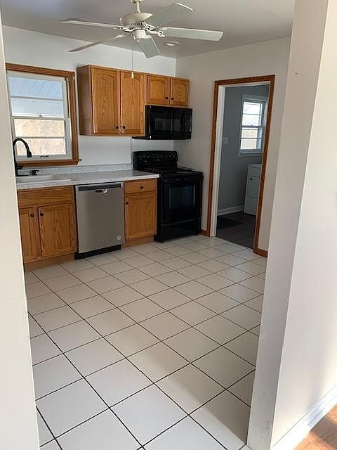 Building Photo - 582 Hitchcock Ave