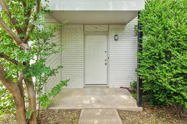 Building Photo - 2100 Mistletoe Ave