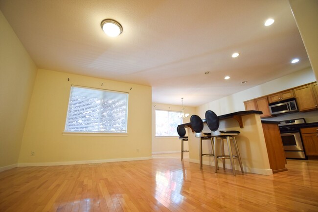 Building Photo - NEW LOWERED RENT!!!  $1,000 Move-in Specia...