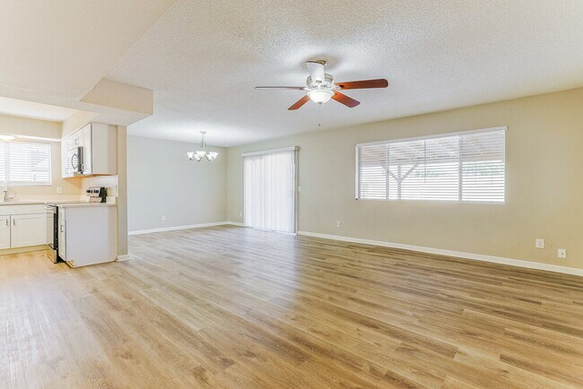Building Photo - 664 S Robin Ln