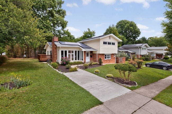 Photo - 2000 McAuliffe Dr (Rockville, MD) House