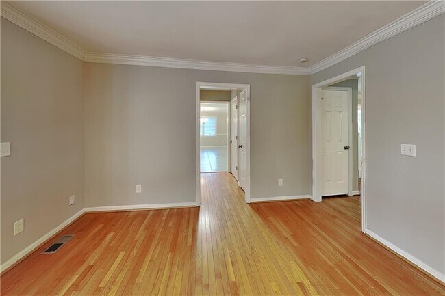 Building Photo - 3371 Chatsworth Way