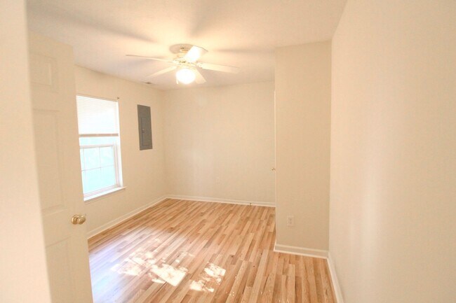 Foto del edificio - 351 Emerson Ln