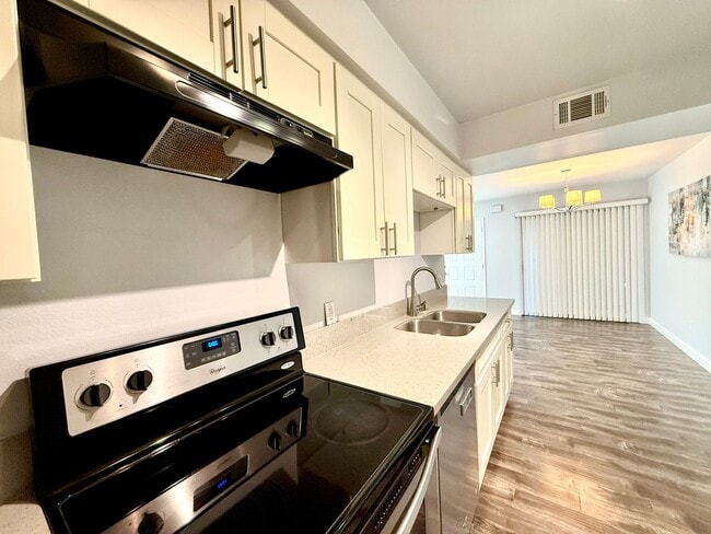 Foto del edificio - CASA VERDE - One Bedroom - Unfurnished - Long Term