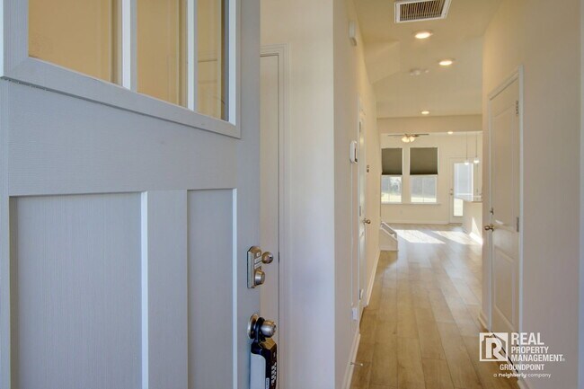 Foto del edificio - 432 Trotters Ln