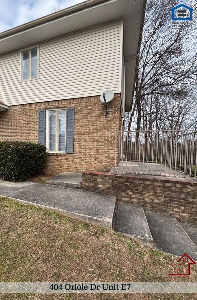 Building Photo - 404 Oriole Dr